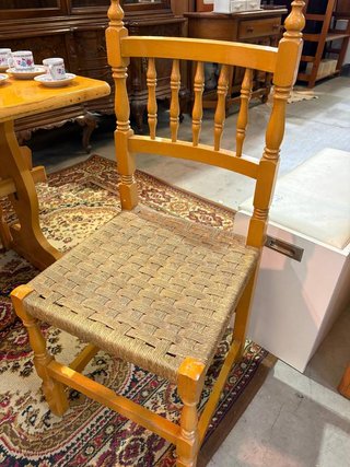 CONJUNTO DE MESA Y 4 SILLAS