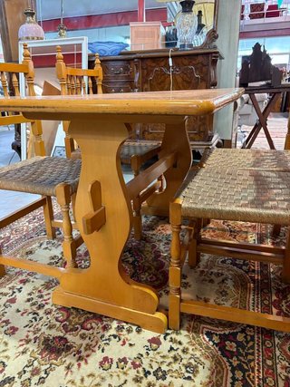 CONJUNTO DE MESA Y 4 SILLAS