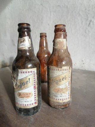 Lotto di 5 bottigliette antiche Cruzcampo e San Miguel