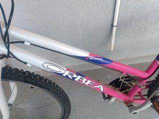 Bicicleta Orbea rosa y blanca