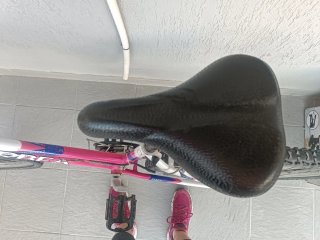Bicicleta Orbea rosa y blanca