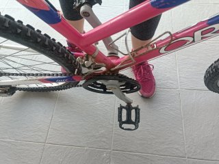 Bicicleta Orbea rosa y blanca