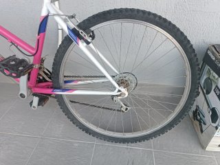 Bicicleta Orbea rosa y blanca