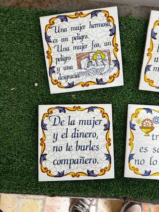 Azulejos antiguos con frases españolas