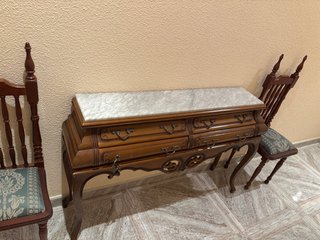 Mueble consola con 2 sillas pequeñas