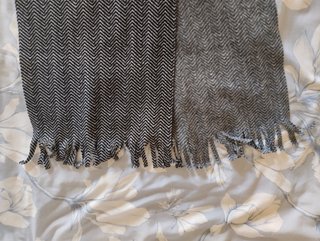 Bufanda gris y blanca con flecos