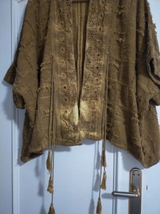 Chaqueta boho artesanal color mostaza.