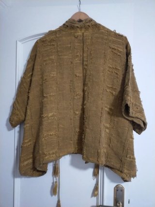 Chaqueta boho artesanal color mostaza.