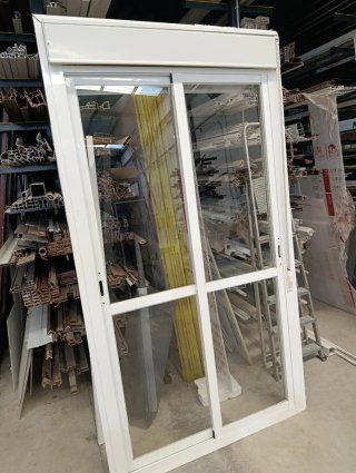 Ventana corredera blanca.