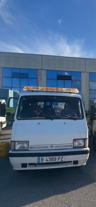 nissan trade grua de plataforma deslizante