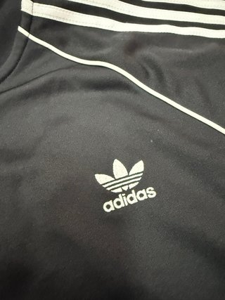 Chaqueta Adidas clásica negra