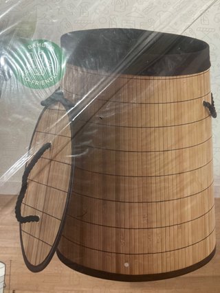 Cesto de bambu e tecido
