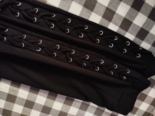 Falda tubo negra con cordones.
