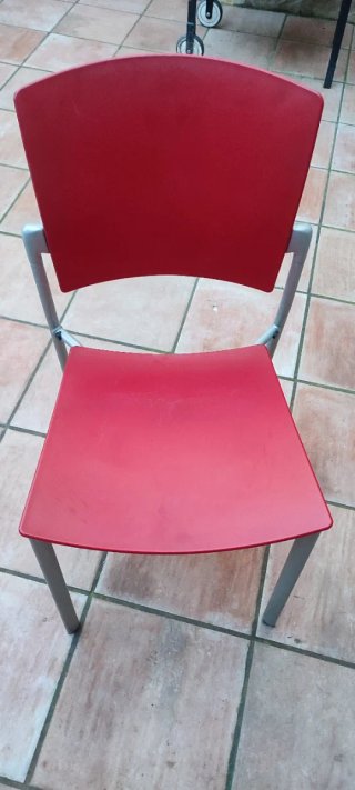 Sillas de comedor rojas y plateadas