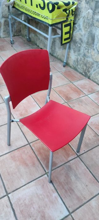 Sillas de comedor rojas y plateadas