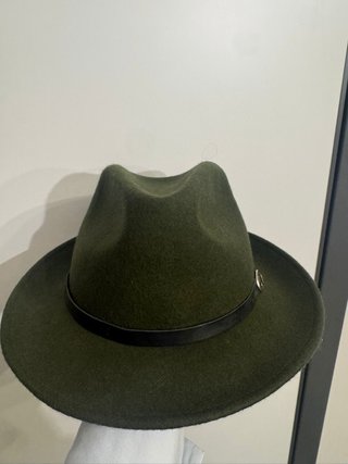 Cappello Intrend verde lana con fibbia