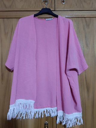 Kimono rosa con flecos blancos
