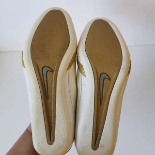 Zapatos Nike Mujer Blancos y Dorados