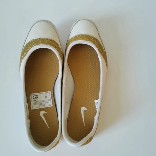 Zapatos Nike Mujer Blancos y Dorados