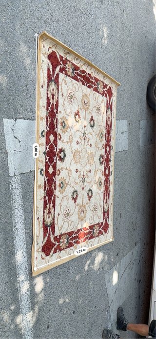 Alfombra Beige y Roja con Diseño Floral