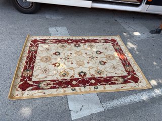Alfombra Beige y Roja con Diseño Floral