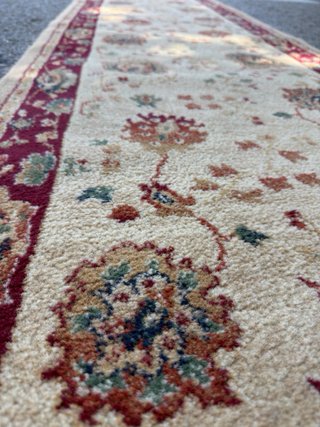 Alfombra Beige y Roja con Diseño Floral