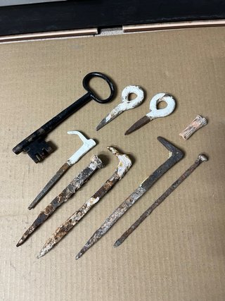 Llave antigua y útiles de forja