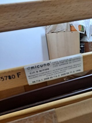 Cuna de madera ,edredón, protector, móvil musical.