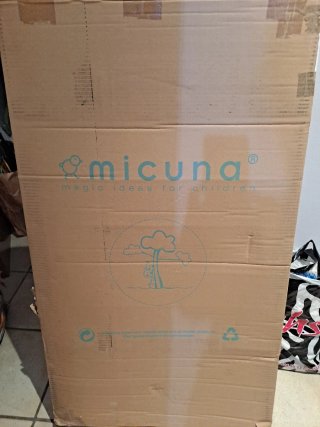 Cuna de madera ,edredón, protector, móvil musical.