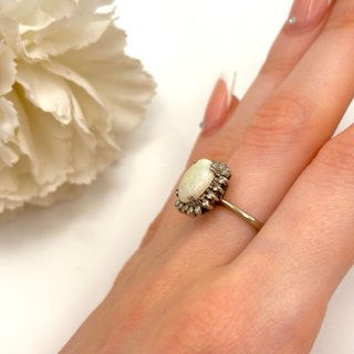 Anillo de oro 18kt con ópalo y diamantes
