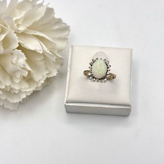 Anillo de oro 18kt con ópalo y diamantes