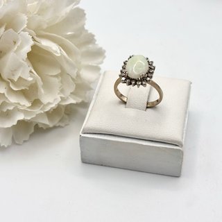 Anillo de oro 18kt con ópalo y diamantes