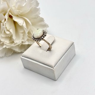 Anillo de oro 18kt con ópalo y diamantes