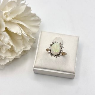 Anillo de oro 18kt con ópalo y diamantes