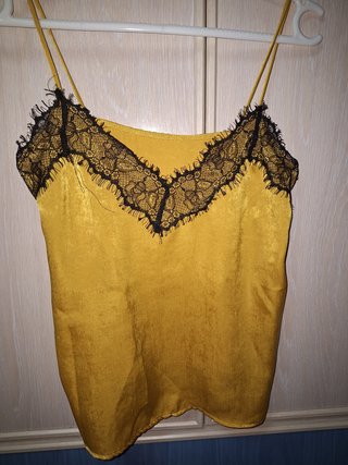 Camisa lencera mostaza con encaje negro