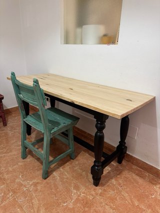 Scrivania in legno massello restaurata + sedia vintage