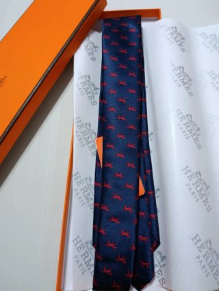 Corbata Hermès azul y roja con caballos