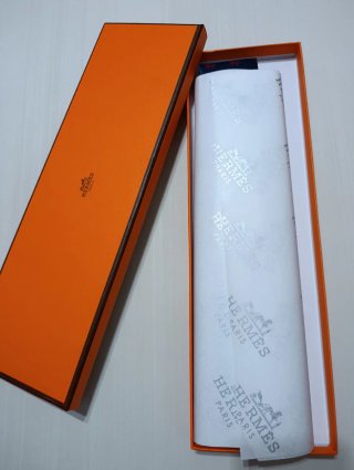 Corbata Hermès azul y roja con caballos