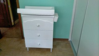 Cambiador de bebé con bañera
