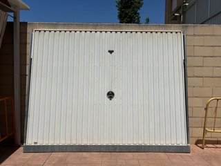 Puerta de garaje blanca