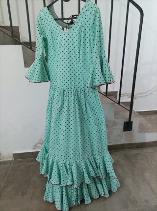 Traje de flamenca verde con lunares rojos .