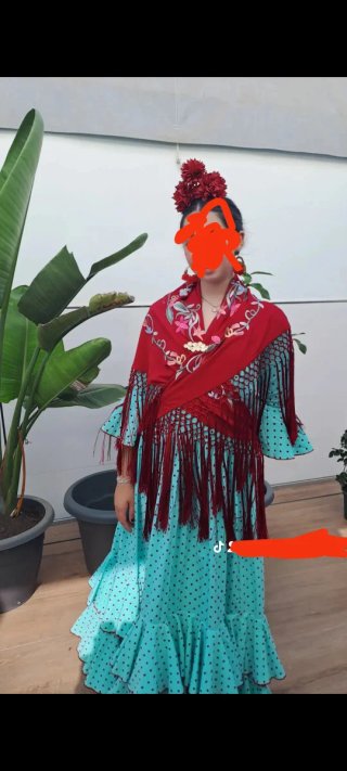 Traje de flamenca verde con lunares rojos .