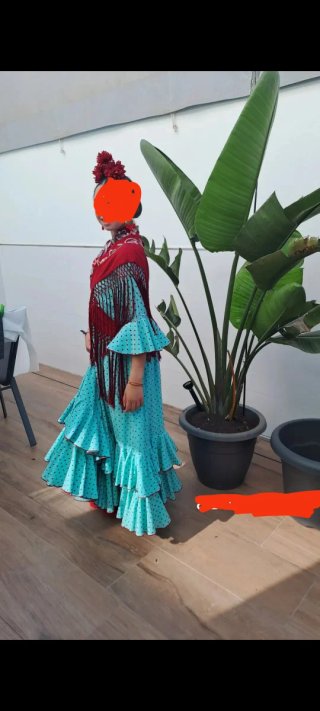 Traje de flamenca verde con lunares rojos .