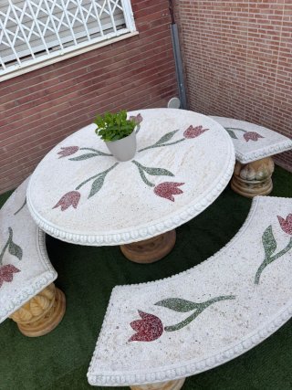 Conjunto mesa y 3 bancos piedra tulipanes