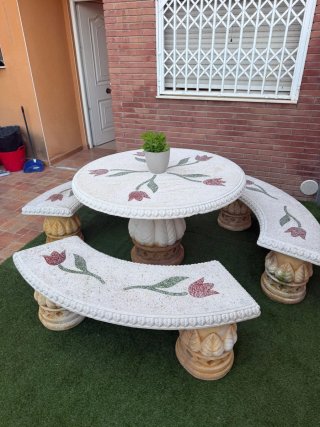 Conjunto mesa y 3 bancos piedra tulipanes
