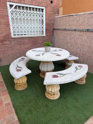 Conjunto mesa y 3 bancos piedra tulipanes