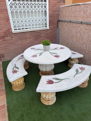 Conjunto mesa y 3 bancos piedra tulipanes