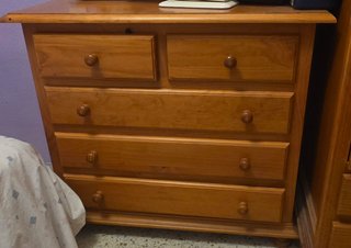Cómoda de madera con 5 cajones