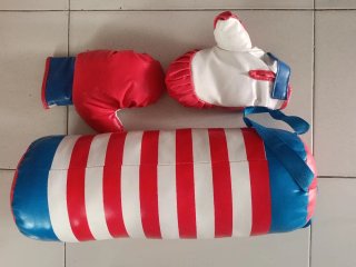 Saco de boxeo y guantes de juguete