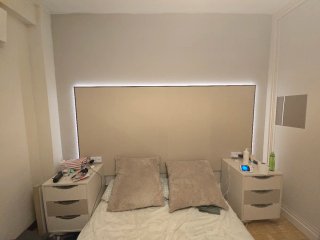 Mesitas de noche beige y blancas